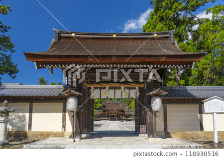 從神社大門看到的多賀大社參拜殿（滋賀縣犬神郡多賀町） 118930516