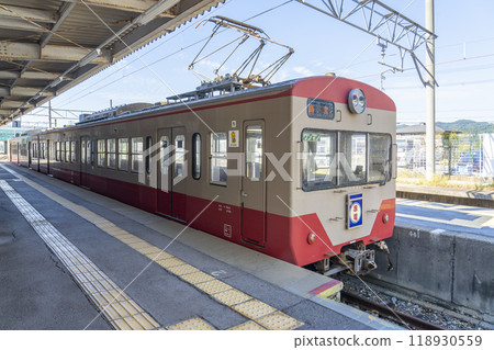 近江鐵道塔台社前月台 列車即將到來 118930559