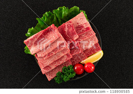 Domestic Japanese Black Beef, Yakiniku (grilled shoulder meat) on a plate, bird's-eye view 118930585