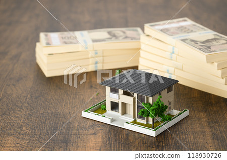 A miniature house and a stack of banknotes (new banknotes) 118930726