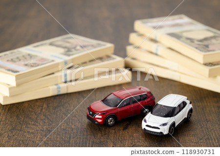 Miniature car and stack of banknotes (new banknotes) 118930731