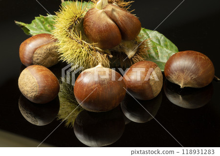 Shelled chestnuts on a black background 118931283