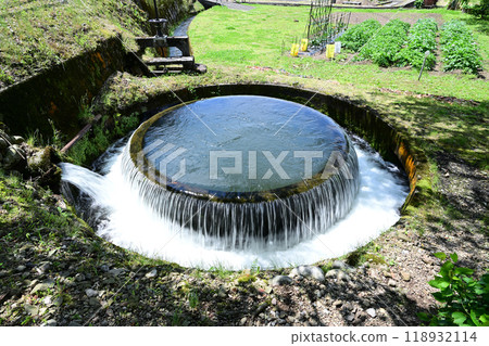 「紅祖父圓筒水箱」是縣內最古老的，用於有效、公平地分配水。 118932114