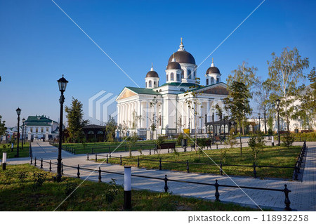 Christ the Savior Cathedral and Lenin Garden in Arzamas at sunny morning Christ the Savior Cathedral and Lenin Garden in Arzamas at sunny morning 118932258