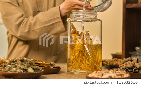 The image template depicts a scientist starting the ginseng soaking procedure by adding water to a large glass jar filled with the root vegetable. 118932516