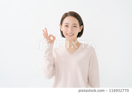 A woman making a circle pose with a smile 118932770