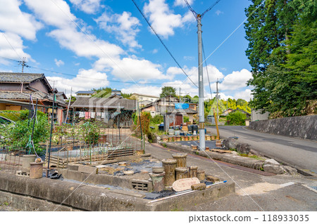 A walking trail through pottery makers' streets, called Rokurozaka, in Shigaraki Town, Koka City, Shiga Prefecture 118933035