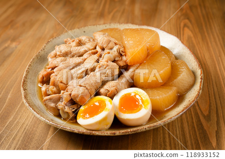 Simmered chicken wings and radish Simmered chicken wings and radish 118933152