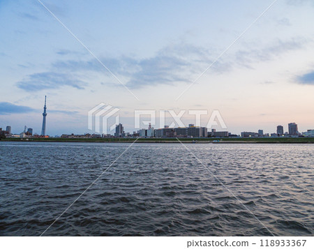 Skytree at sunset as seen from the opposite bank of the Sumida River 118933367