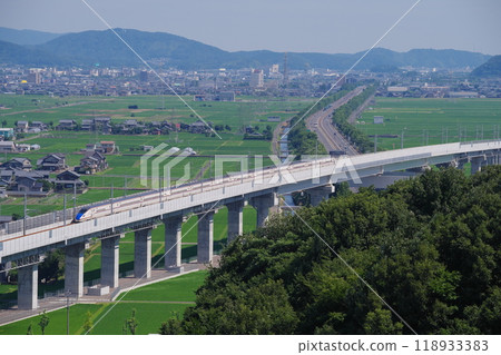 從福井縣越前市岩內山看到的北陸新幹線和北陸高速公路 118933383