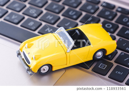 下班休息一下，乘坐兩座敞篷車進行免費公路旅行的照片。 118933561