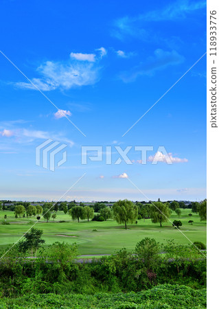 藍色的夏日天空和高爾夫球場風景，從卡米橋欣賞 118933776