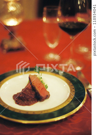 Rare steak as the main course 118934041