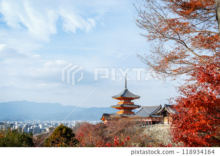 Pagoda at Kiyomizu-dera in autumn season on a cloudy day. 118934164