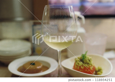 White wine and snacks 118934251