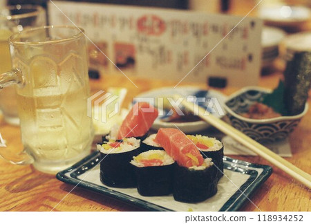 A fun-looking table at a pub 118934252