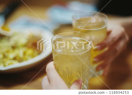 A dinner table toasting with cold drinks 118934253