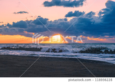 Sunset on the Sea of Japan: Rough waves at Mikawa Coast (Hakusan City, Ishikawa Prefecture) 118936228