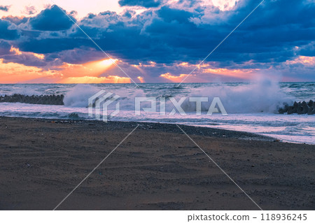 日本海的黃昏，三河海岸的驚濤駭浪（石川縣白山市） 118936245
