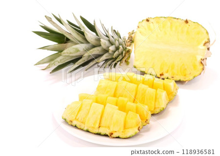 菠蘿船切水果明亮的背景 118936581