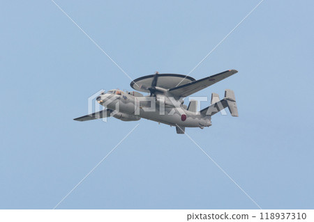 飛行中的航空自衛隊E-2C鷹眼 118937310