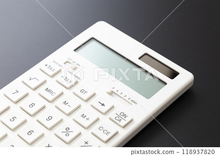 黑色背景上的計算器 黑色背景上的計算器 118937820