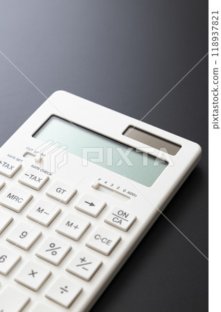 黑色背景上的計算器 黑色背景上的計算器 118937821