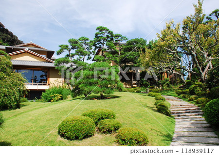 The reconstructed former residence of Shigeru Yoshida and the promenade leading to it (Oiso Town, Naka District, Kanagawa Prefecture) 118939117