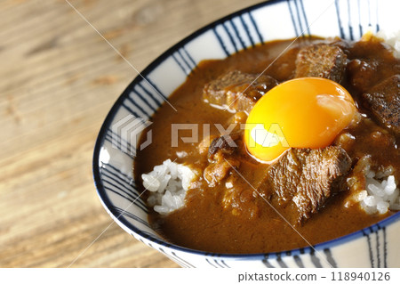 Tsukimi beef curry bowl 118940126