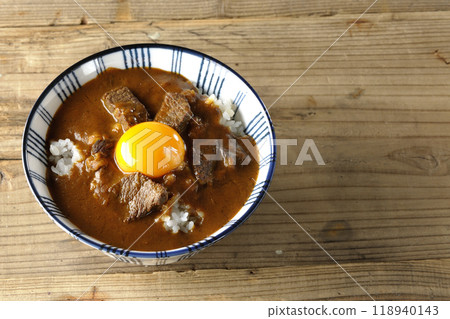 Tsukimi beef curry bowl 118940143
