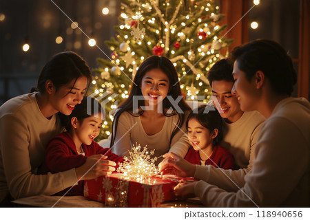Warm relationship of friends and relatives on Christmas day. 118940656