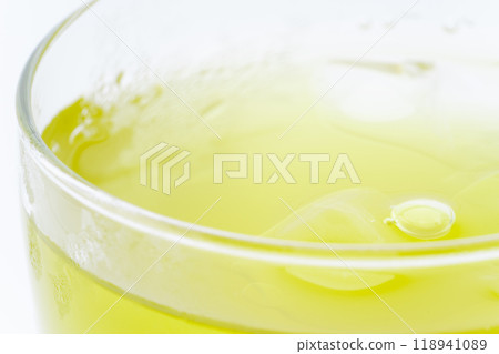 Close-up of the surface of cold green tea in a glass 118941089