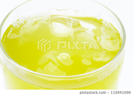 Close-up of the surface of cold green tea in a glass 118941090