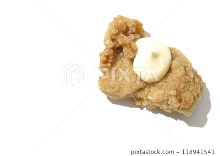 白色背景下拍攝的配上蛋黃醬的炸雞 118941541