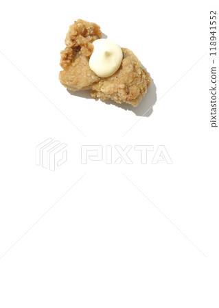 白色背景下拍攝的配上蛋黃醬的炸雞 118941552