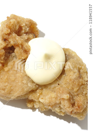 白色背景下拍攝的配上蛋黃醬的炸雞 118941557