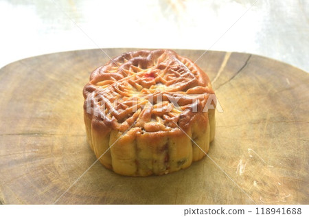 moon cake Chinese tradition dessert in festival on wooden chopping block 118941688
