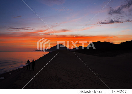 Tottori Sand Dunes in summer: Tourists watching the dawn over the Sea of Japan from horseback 118942071