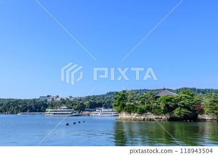 Walking along the coast of Matsushima, one of Japan's Three Most Scenic Spots 118943504