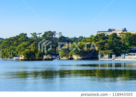 Walking along the coast of Matsushima, one of Japan's Three Most Scenic Spots 118943505