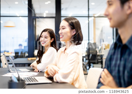 Woman smiling at a meeting 118943625