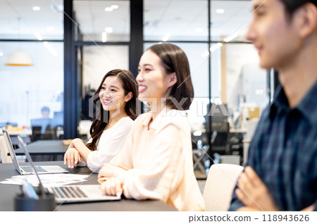 Woman smiling at a meeting 118943626