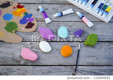 Flat stones painted with acrylic paints. Do it yourself. Souvenirs that children can make. Flat stones painted with acrylic paints. Do it yourself. Souvenirs that children can make. 118944091