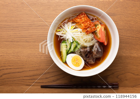 Cold noodles on a wooden table 118944156