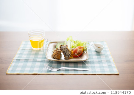 早餐放在窗邊,早晨的陽光照進來 早餐放在窗邊,早晨的陽光照進來 118944170
