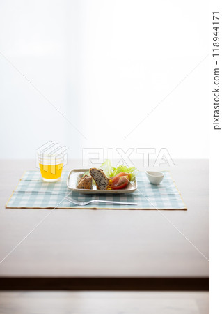 早餐放在窗邊,早晨的陽光照進來 早餐放在窗邊,早晨的陽光照進來 118944171