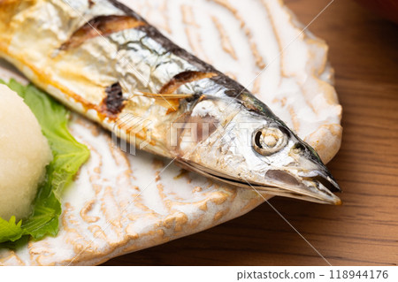 Grilled Pacific saury with grated daikon radish 118944176