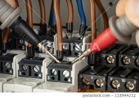Testing electrical connections with probes in a terminal block Testing electrical connections with probes in a terminal block 118944212