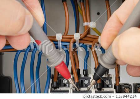 Testing electrical circuits with probes in a panel Testing electrical circuits with probes in a panel 118944214