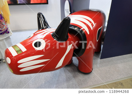 Big Akabeko, a head-shaking Akabeko 118944268